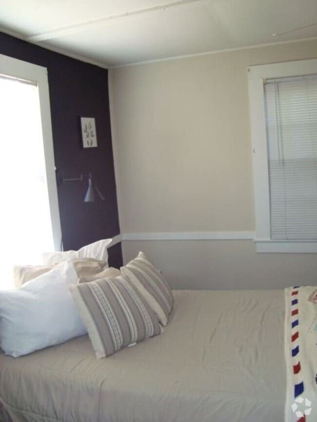 Building Photo - Fully furnished One bedroom/One Bathroom a...