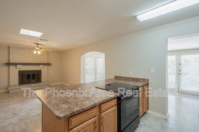 Building Photo - 522 E Balboa Dr