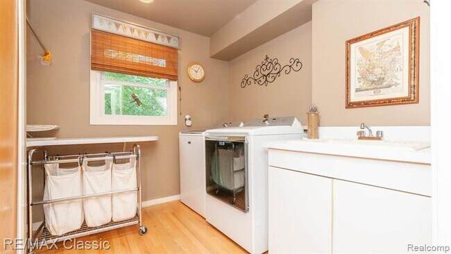 Building Photo - AVAILABLE - Waterfront Home!