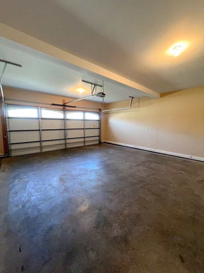 Building Photo - Gorgeous Single-Family--Fenced Backyard and Bonus Room!