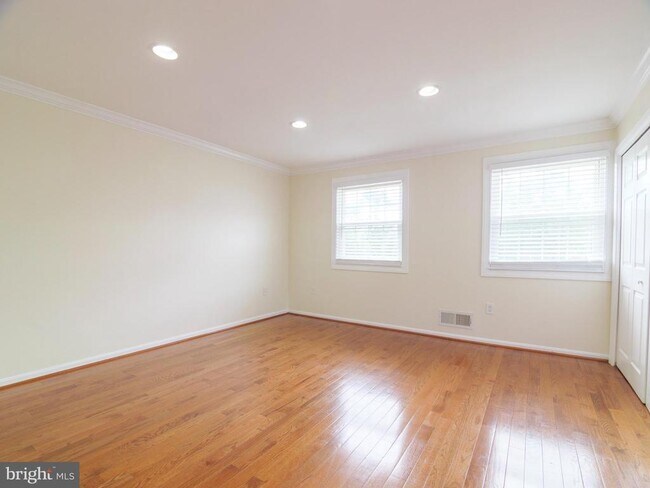 Building Photo - 3075 Sunset Ln