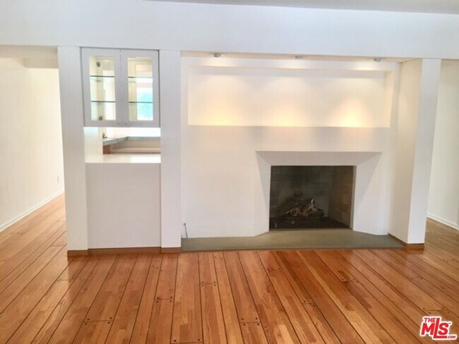Building Photo - 4031 Hollyline Ave