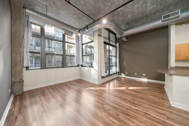 Building Photo - 900 N Kingsbury St