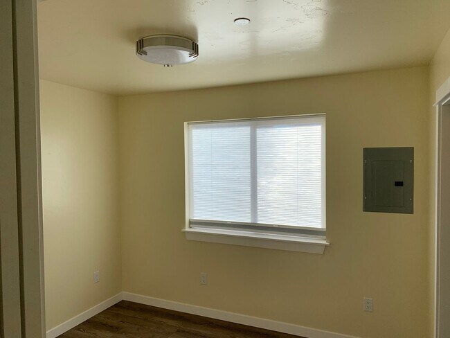Building Photo - BEAUTIFUL SISTERS GROUND LEVEL APARTMENT, CLOSE TO DOWNTOWN!