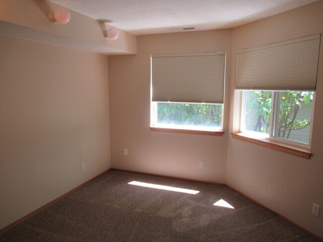 Building Photo - Split Level Two Bedroom Duplex