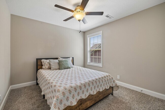 Building Photo - 833 Lutz Ln