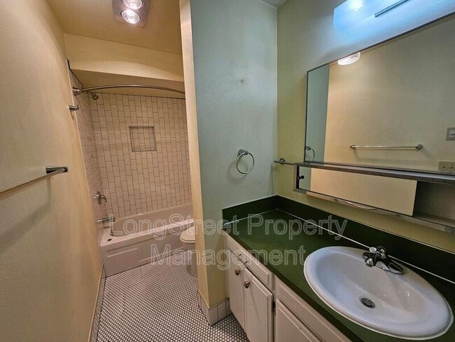 Building Photo - 4618 NE Broadway