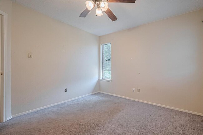 Building Photo - 3812 Redbud Dr