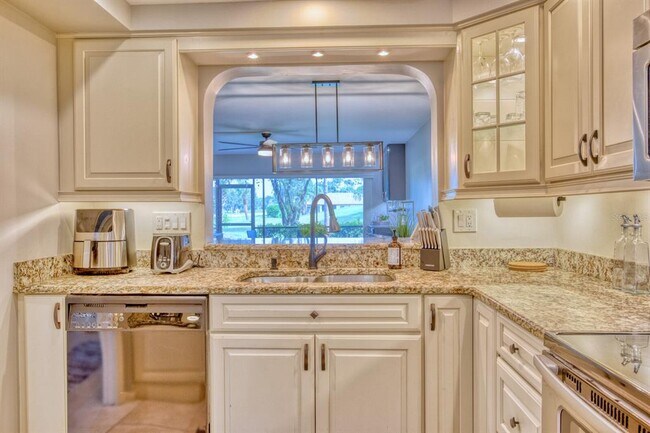 Building Photo - 5640 Golf Pointe Dr