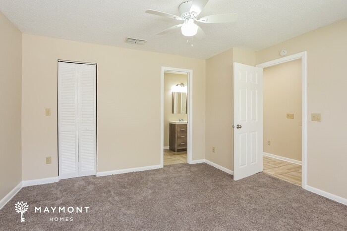 Building Photo - 5613 Pinebay Cir N