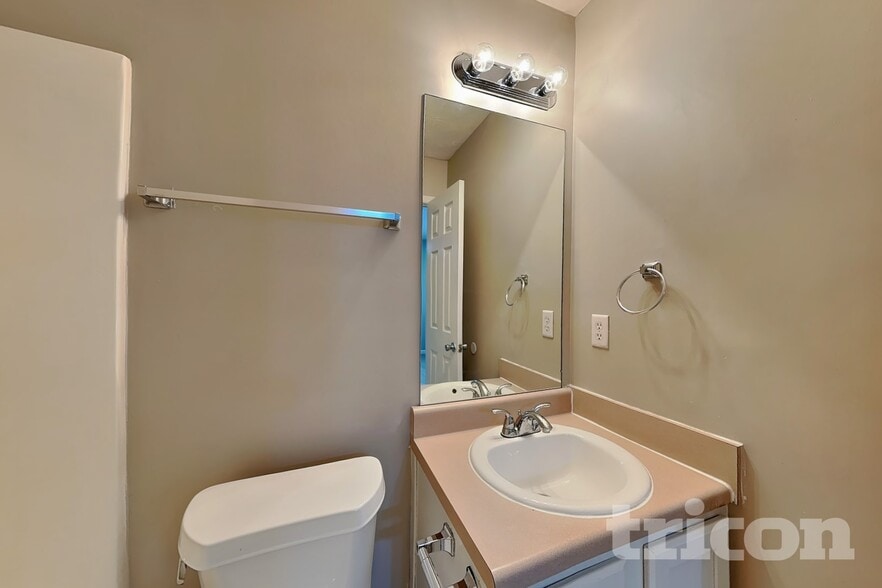 Building Photo - 517 Cathedral Dr