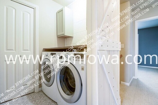 Building Photo - 495 SE Sagewood Cir