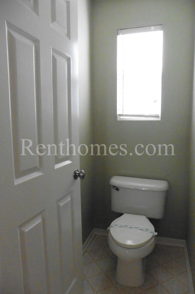 Building Photo - Torrey Highlands, 7750 Via Belfiore #4, AC, Fireplace, Garage, Community Pool and Spa!