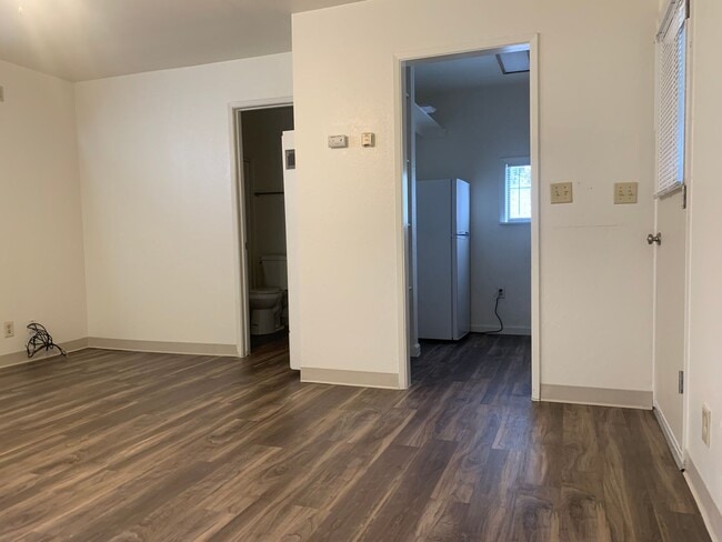 Building Photo - 1104 Elmer St