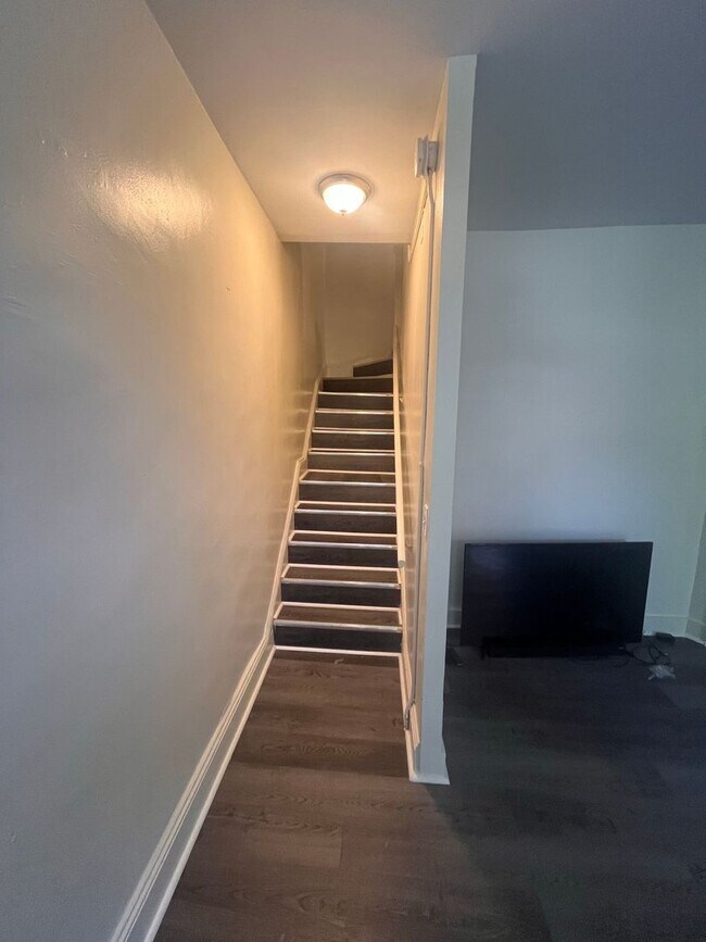 Building Photo - 2026/2027 JHU Homewood Off-Campus 6bd/3ba house w/ W/D. Available 6/6/2026