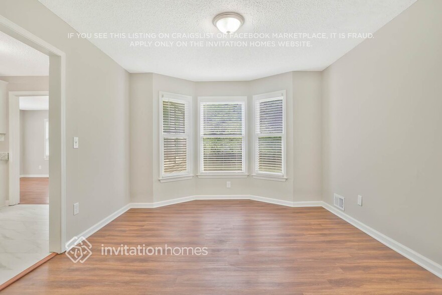Building Photo - 400 Hidden Valley Dr SE