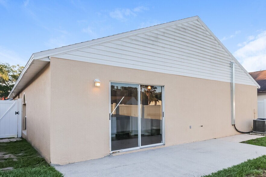 Building Photo - 5919 Lake Front Dr