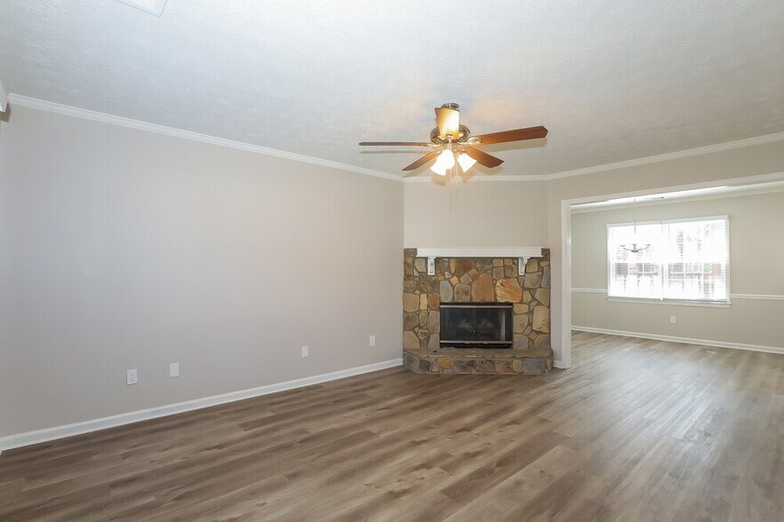 Building Photo - 2461 Shoals Dr NE