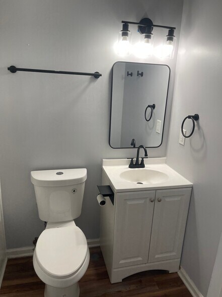 Building Photo - 630 Varsity Dr