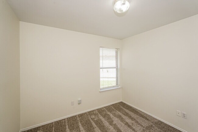 Building Photo - 1000 Sandalwood Dr