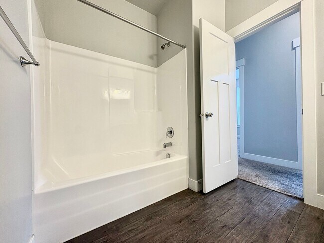 Building Photo - Spacious & Bright 3 Bedroom Condo with Pool Access, Garage, and Prime Lehi Location!