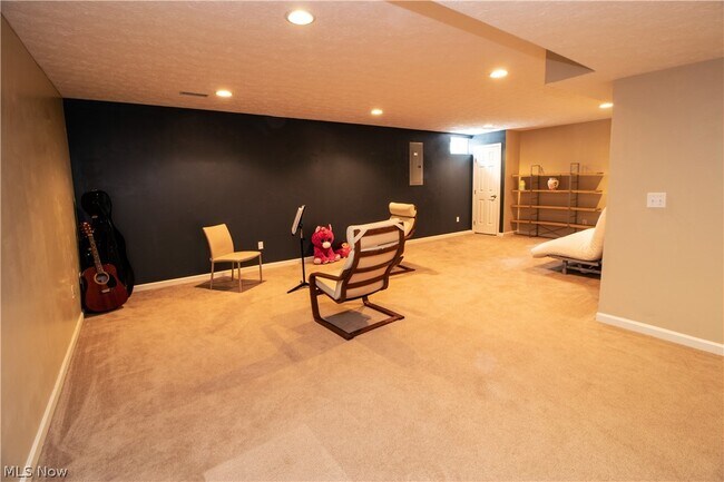 Building Photo - 4977 Lake View Dr