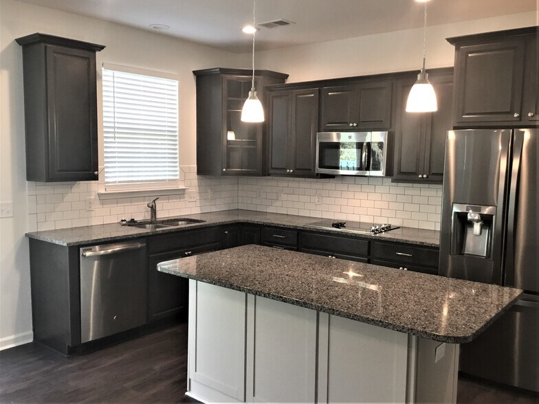 Building Photo - 95 Gentry Way