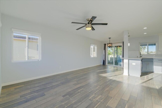 Building Photo - 2563 Roseview Pl