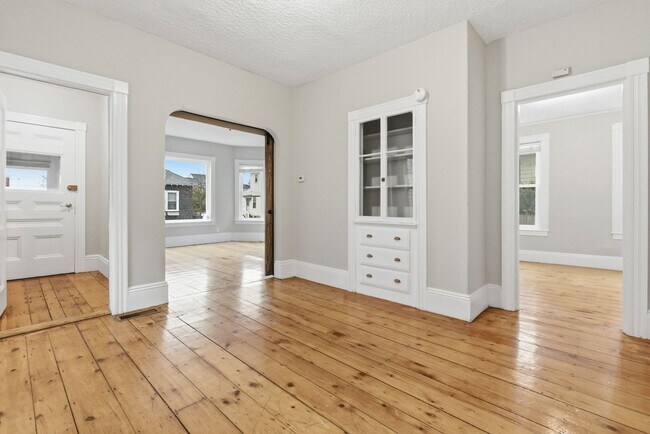 Building Photo - 35 Oakland St