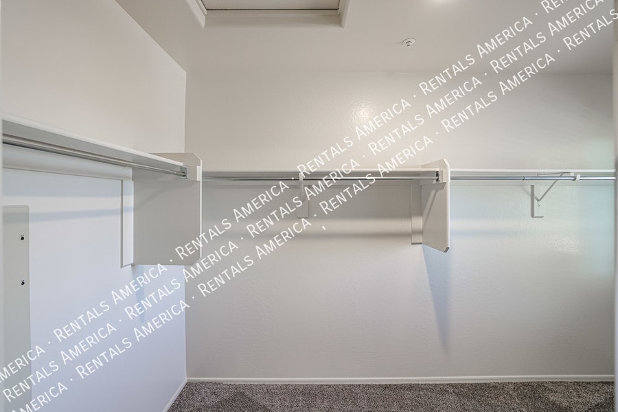 Building Photo - 7045 S Legend Dr