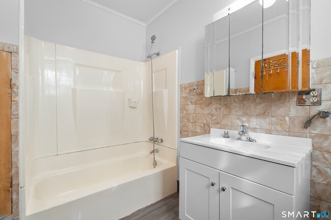 Building Photo - 48 Anderson St