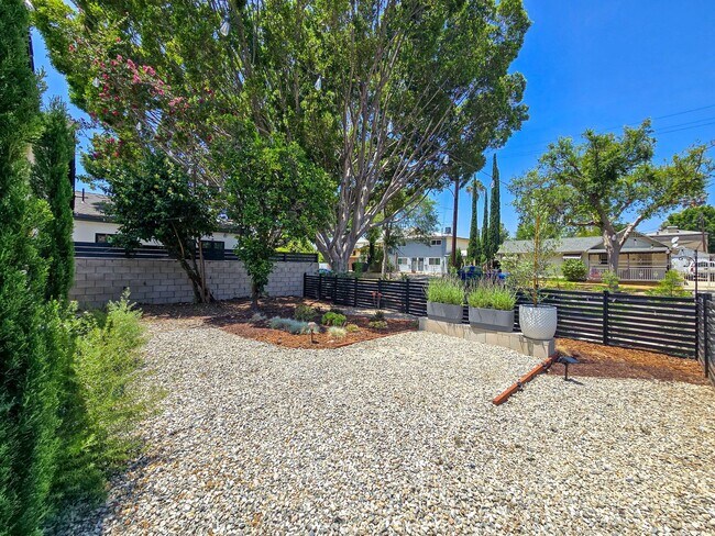 Building Photo - Newly Renovated 4BR Lamanda Park Units!