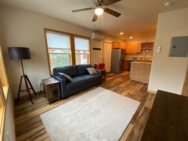 Building Photo - Unfurnished updated ADU above garage in the Parks at Broken Top