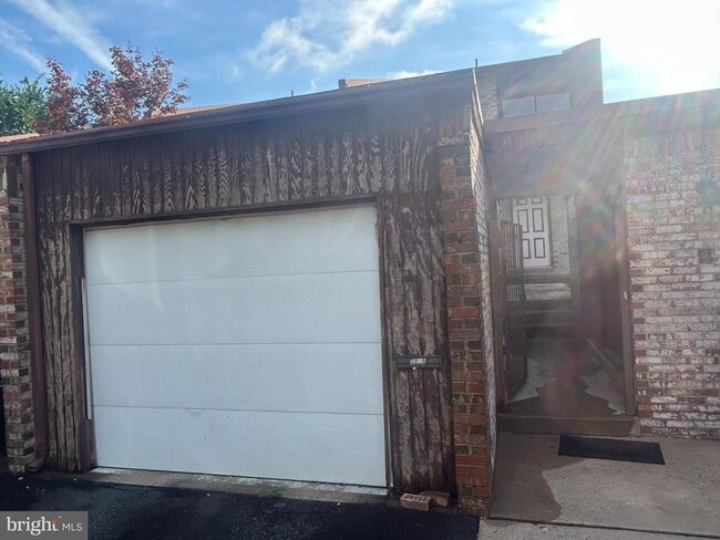 Building Photo - 2045 N Glebe Rd