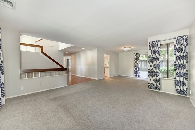 Building Photo - STUNNING 4BD / 2.5BTH SINGLE FAMILY RIGHT ...