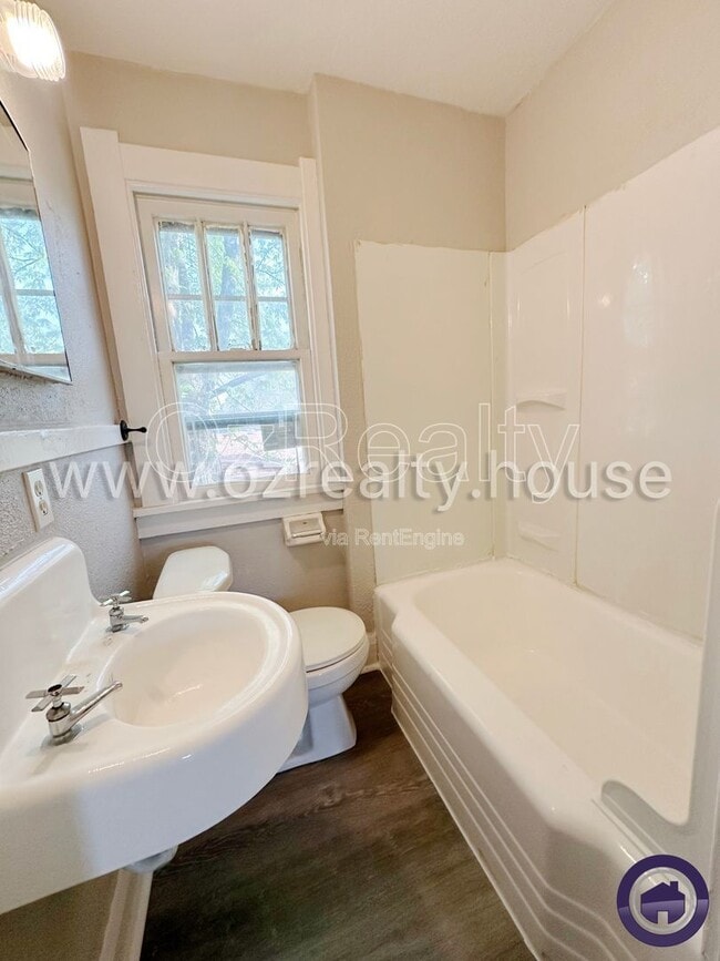 Building Photo - 209 Eldred Ave