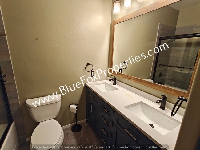 Building Photo - 1560 E Sonoran Desert Dr