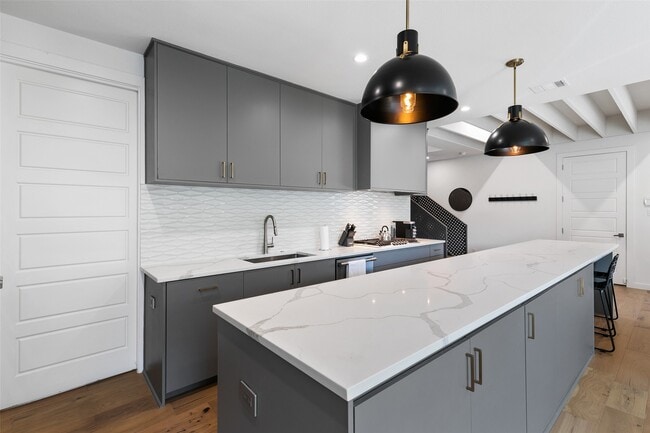 Building Photo - 4305 Roseland Ave