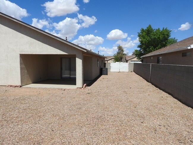 Building Photo - 3 Bedroom with large yard