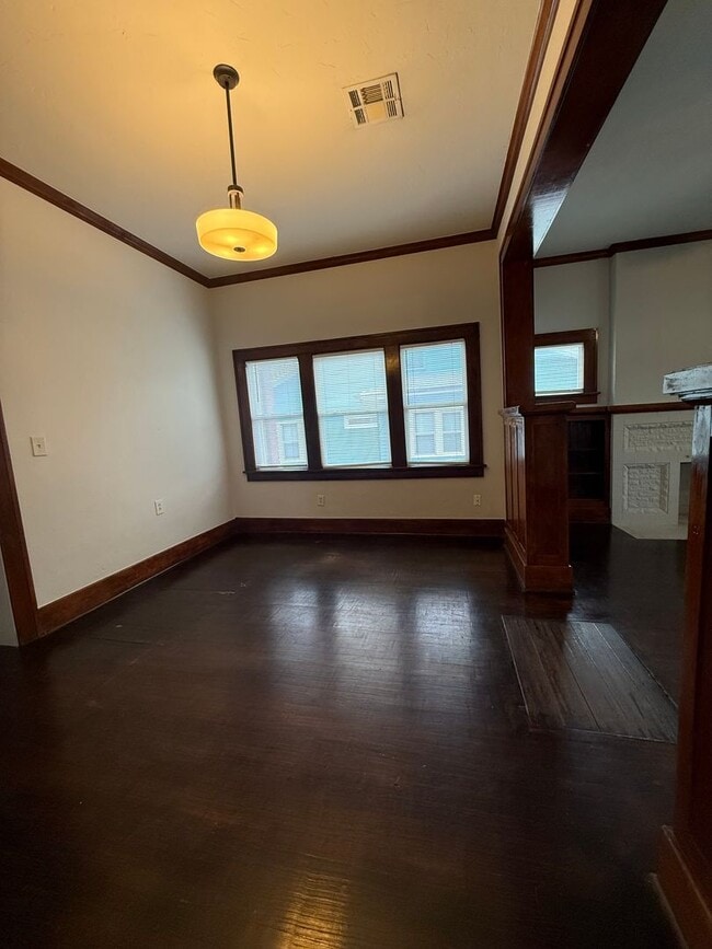 Building Photo - Spacious 3 Bed Near Downtown & OU Health + W/D Included & Driveway Parking