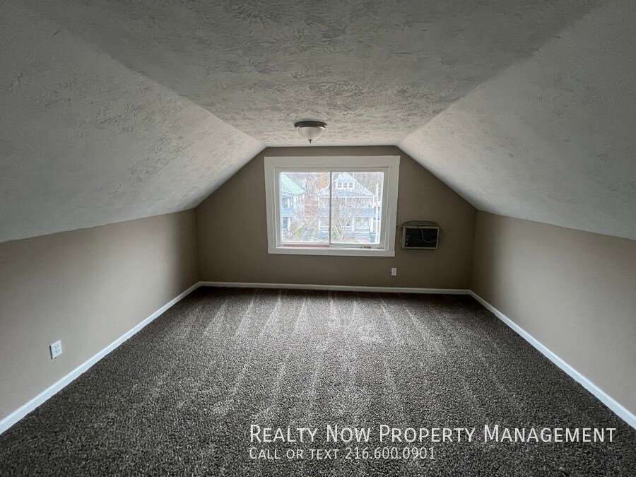 Building Photo - 872 Helmsdale Rd
