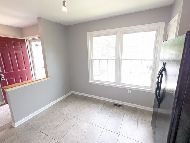 Building Photo - Beautifully maintained townhouse in Tuscar...