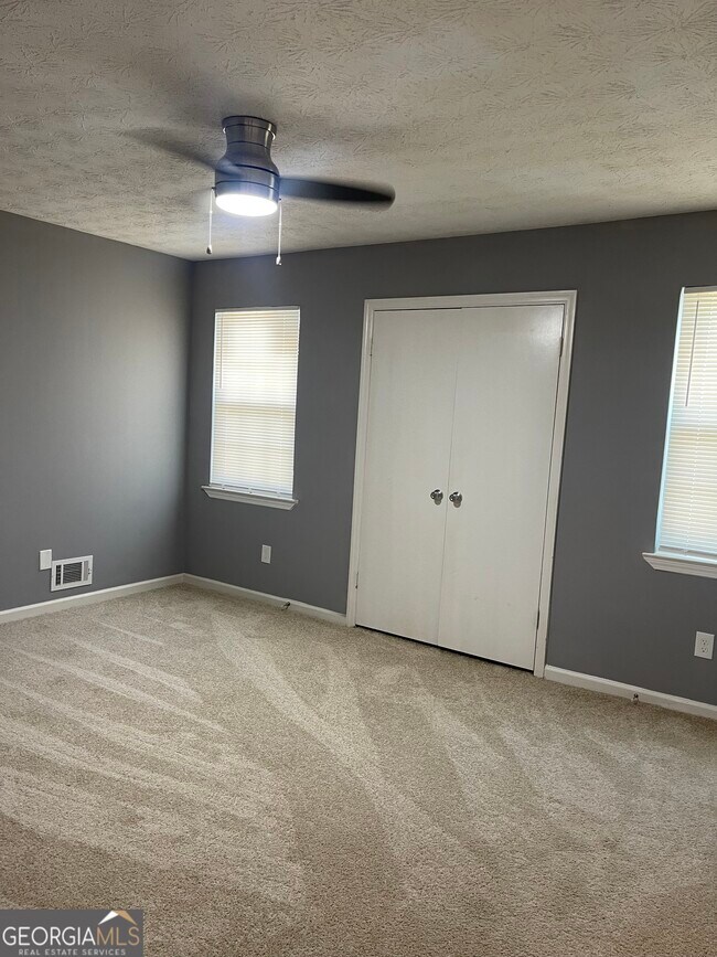 Building Photo - 235 Deerfield Dr