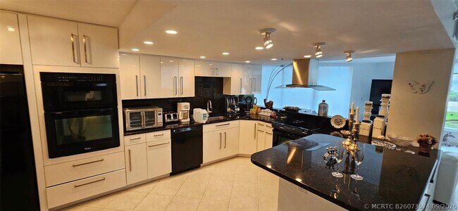 Building Photo - 2575 S Ocean Blvd