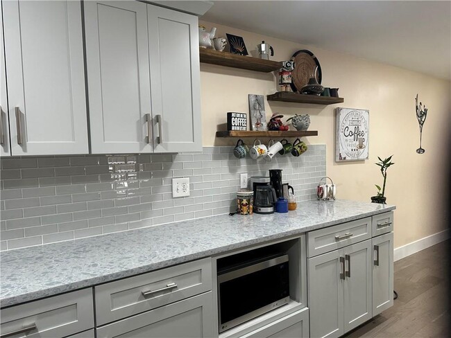 Building Photo - 351 New London Ave