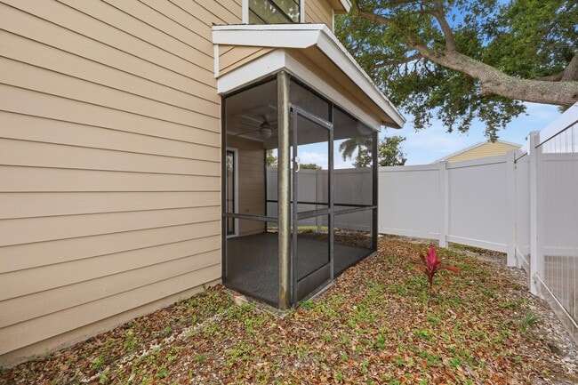 Building Photo - 301 Lakewood Dr