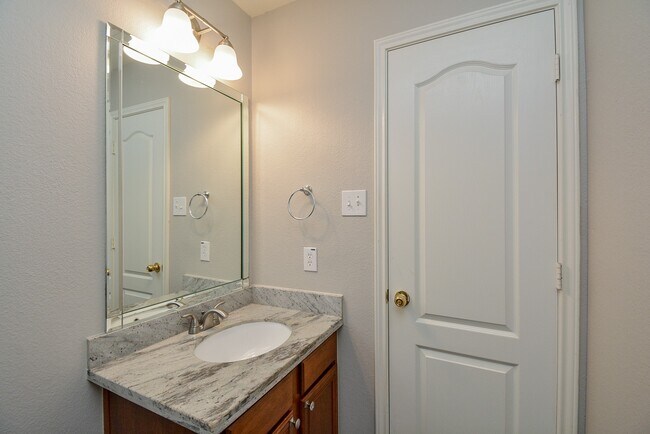 Building Photo - 16021 Summerville Lake Dr