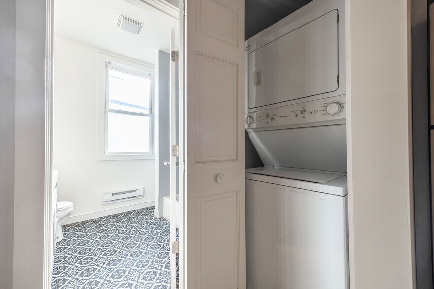 Building Photo - 3135 N Oakley Ave