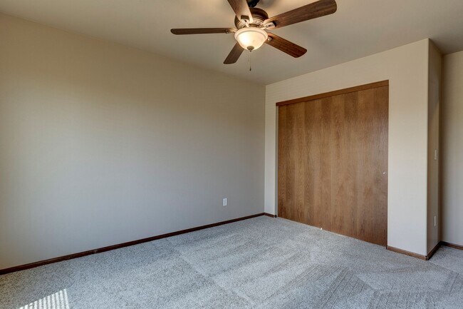 Building Photo - 3 Bedroom, 2.5 Bath Island Place Townhome