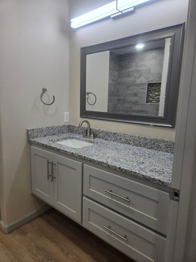 Building Photo - Spacious 3/2/2 Home with Modern Finishes a...